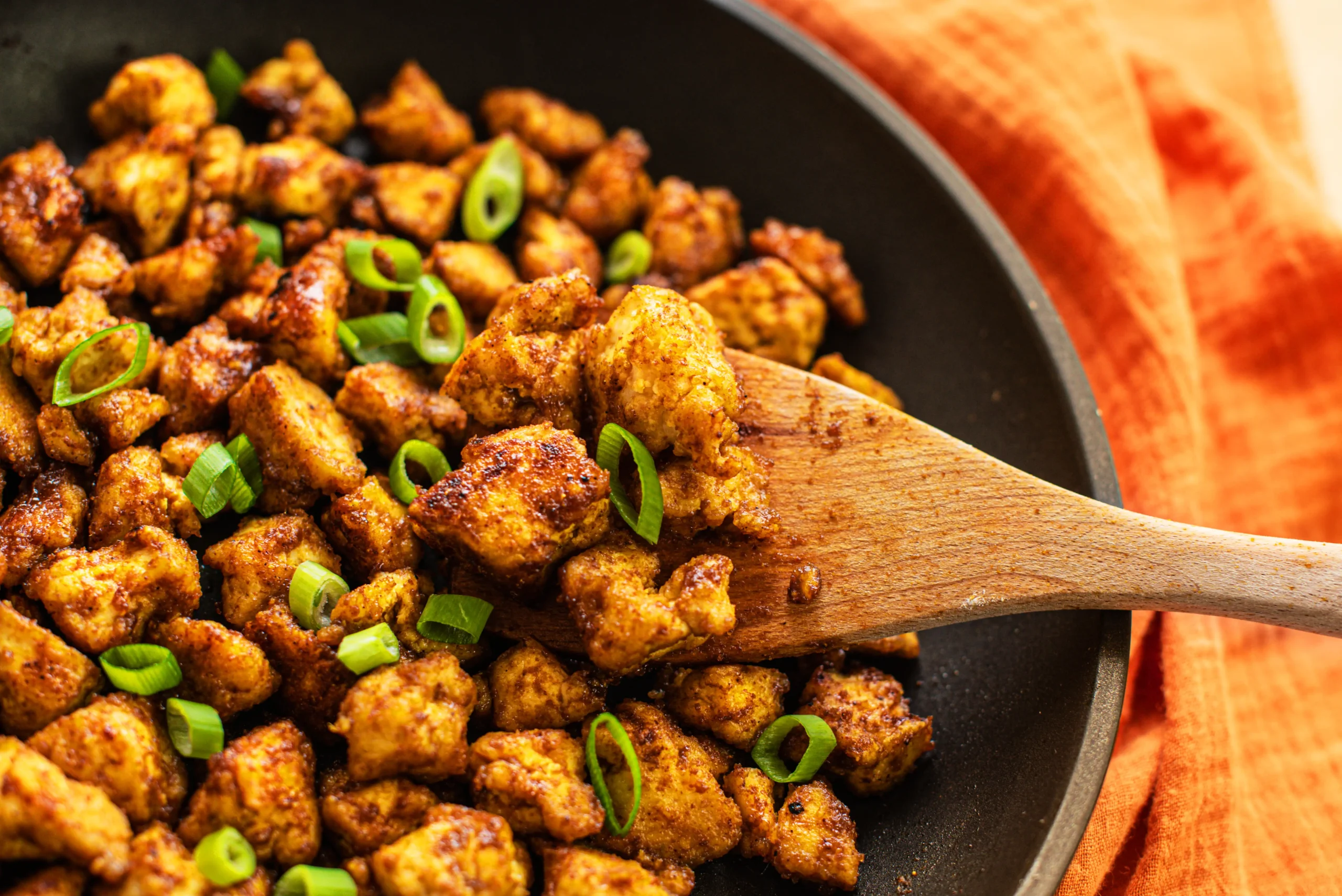 Tofu caramélisé au cari et à l’érable