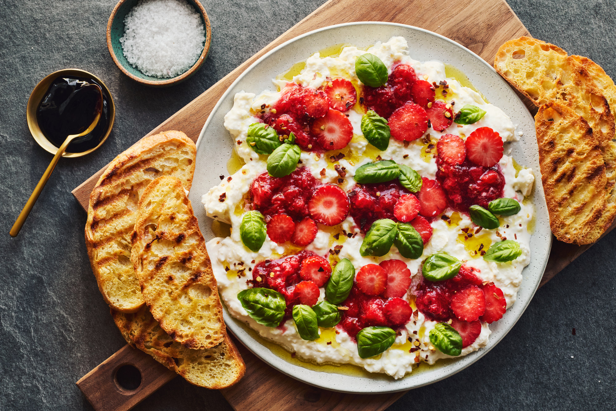 Burrata aux fraises et au basilic