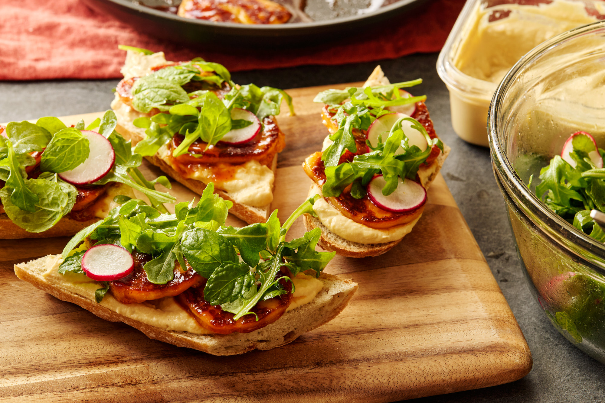 Tartines au houmous, halloumi et harissa