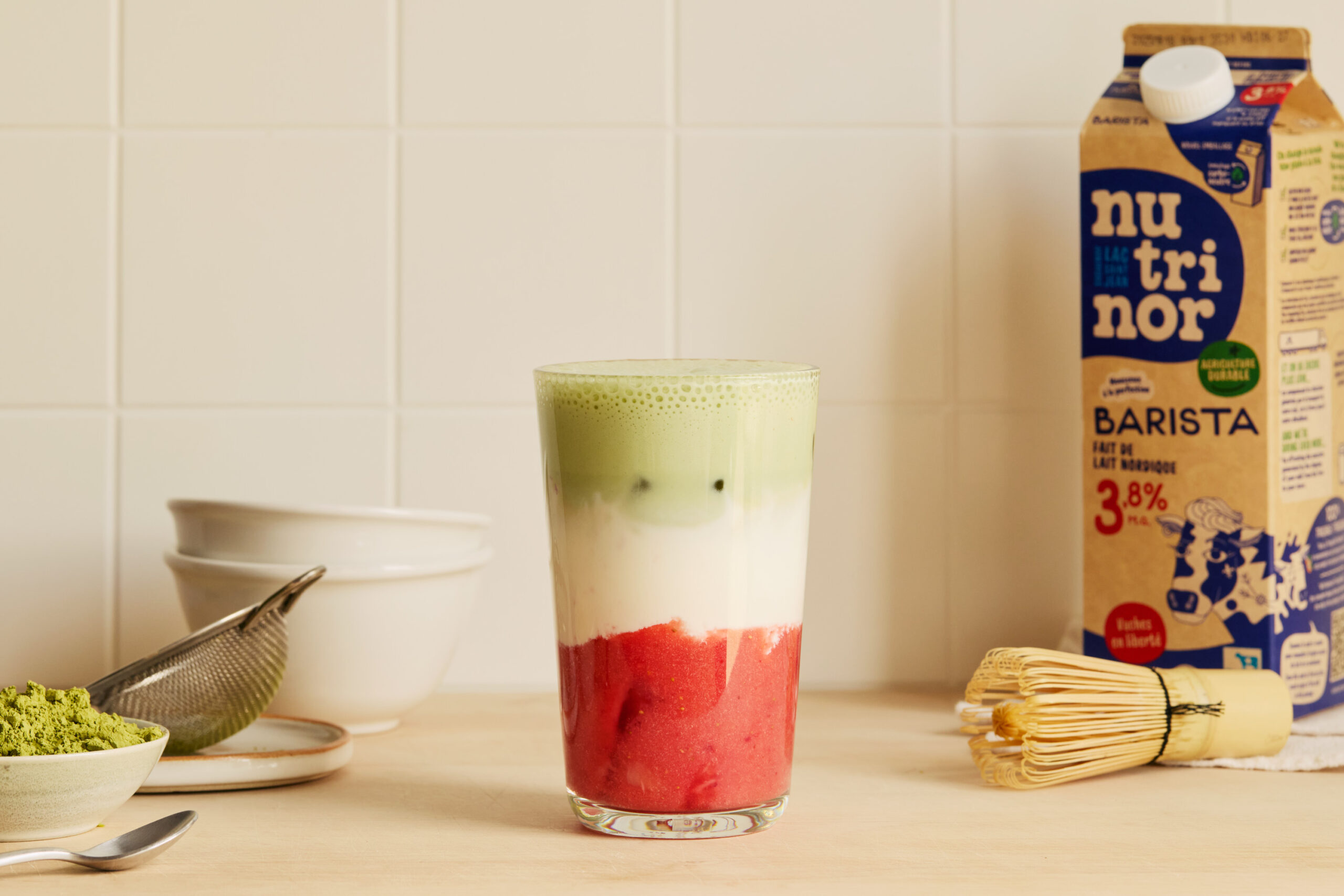 Matcha glacé aux fraises et à la vanille