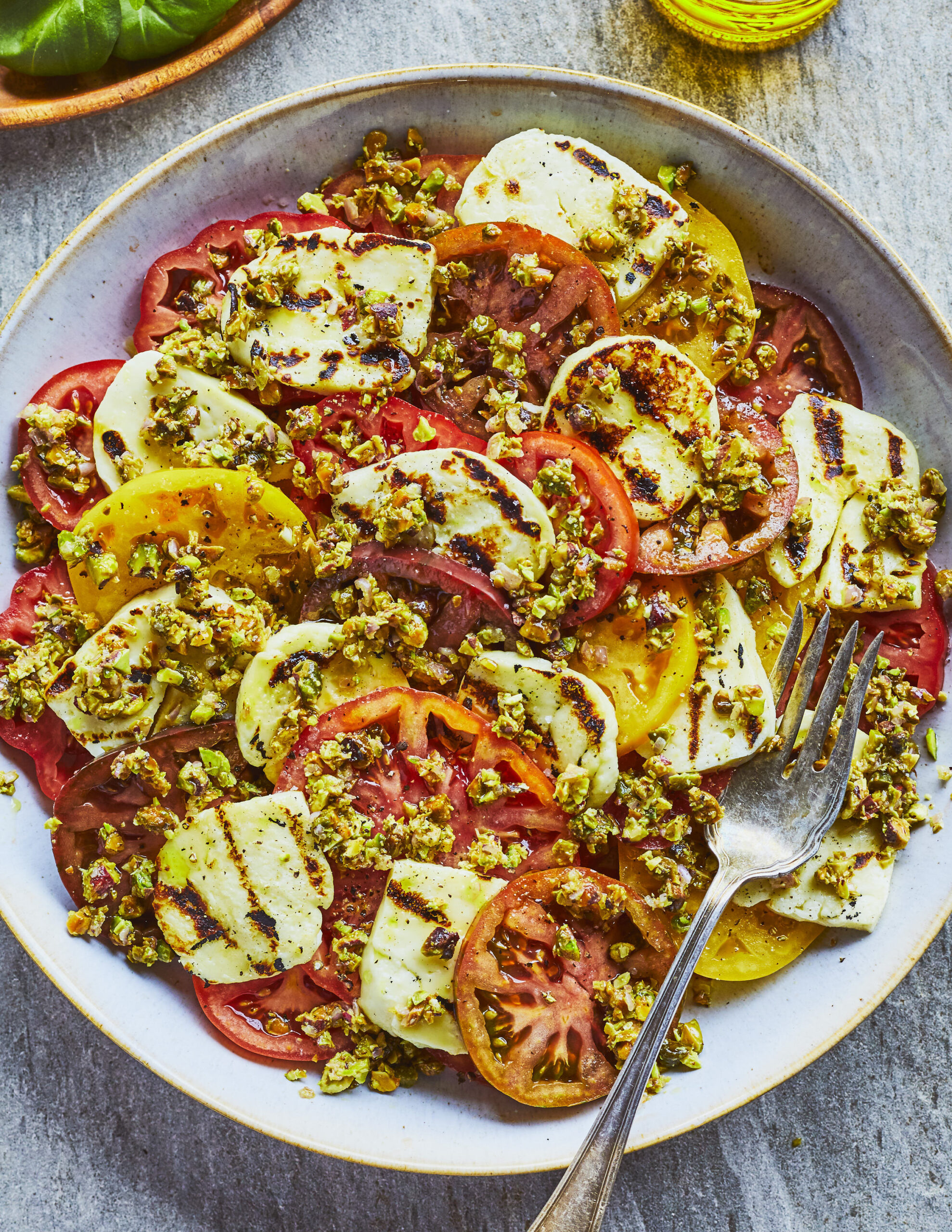 Salade de tomates et de pistaches au halloumi grillé
