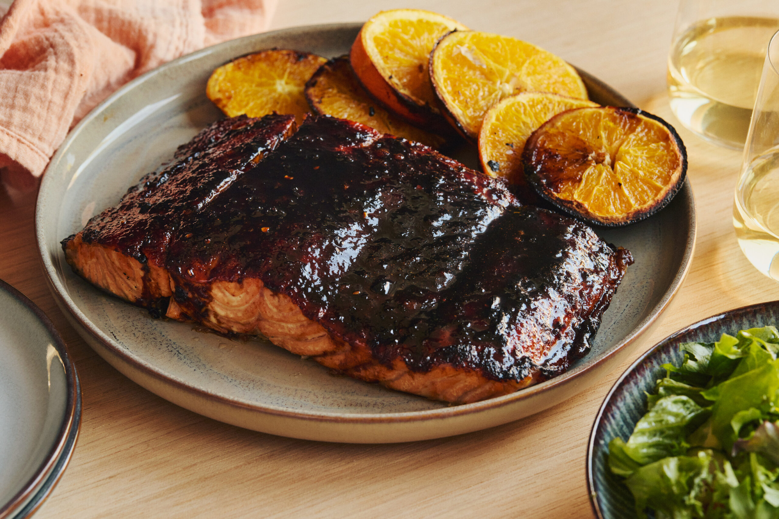Saumon BBQ cuit sur lit d’oranges