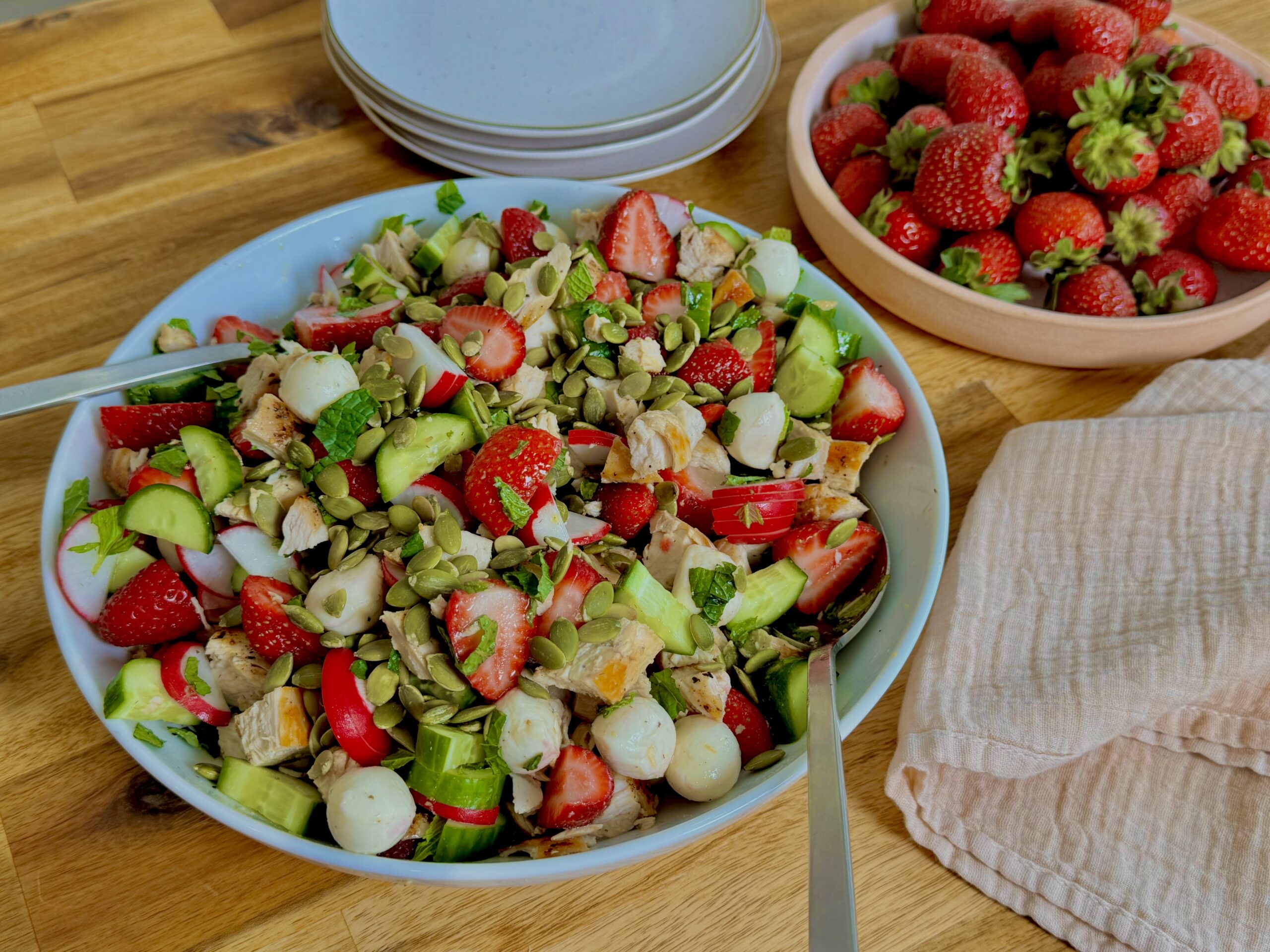 Salade de poulet grillé aux fraises du Québec